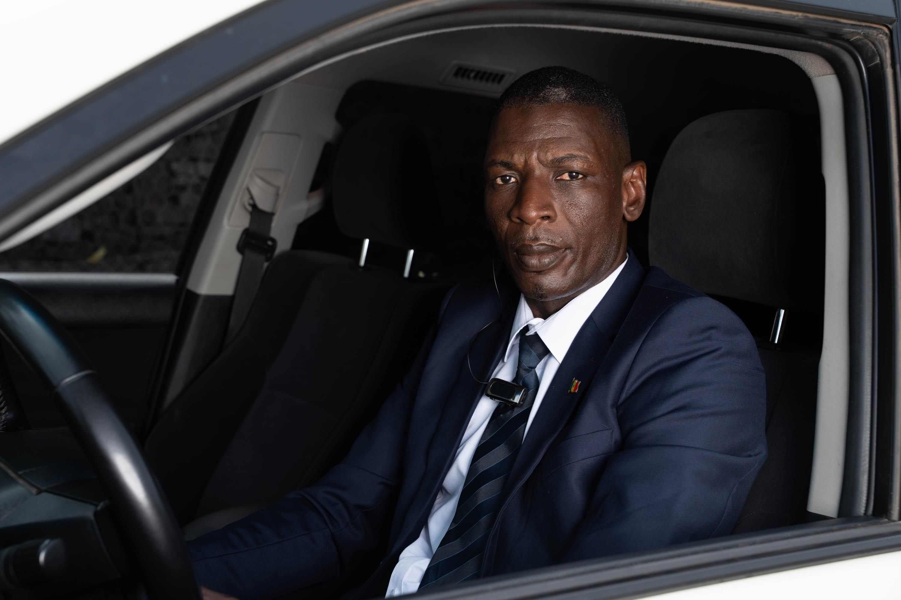 Chauffeur professionnel d’entreprise à Dakar : internaliser ou externaliser la fonction ?